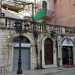 Di fronte alla fiancata laterale della chiesa troviamo palazzo Scarli, edificato nel 1601 da una famiglia novarese stabilitasi a Modugno tra il 1524 e il 1557 al seguito della regina Bona Sforza. Notevole la larga terrazza del primo piano, delimitata da una balaustra in cui sono inseriti pilastrini decorati con stemma, mascheroni e vasi. La costruzione mostra per i segni del tempo e avrebbe bisogno di un serio restauro. I locali al piano terra sono stati occupati da esercizi commerciali